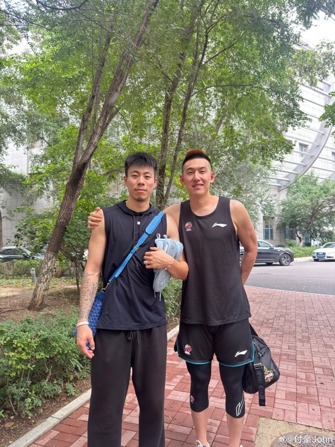 MK体育APP-付豪分享与张镇麟刘雁宇等人合影：人生岔路口的祝福，愿前程顺遂