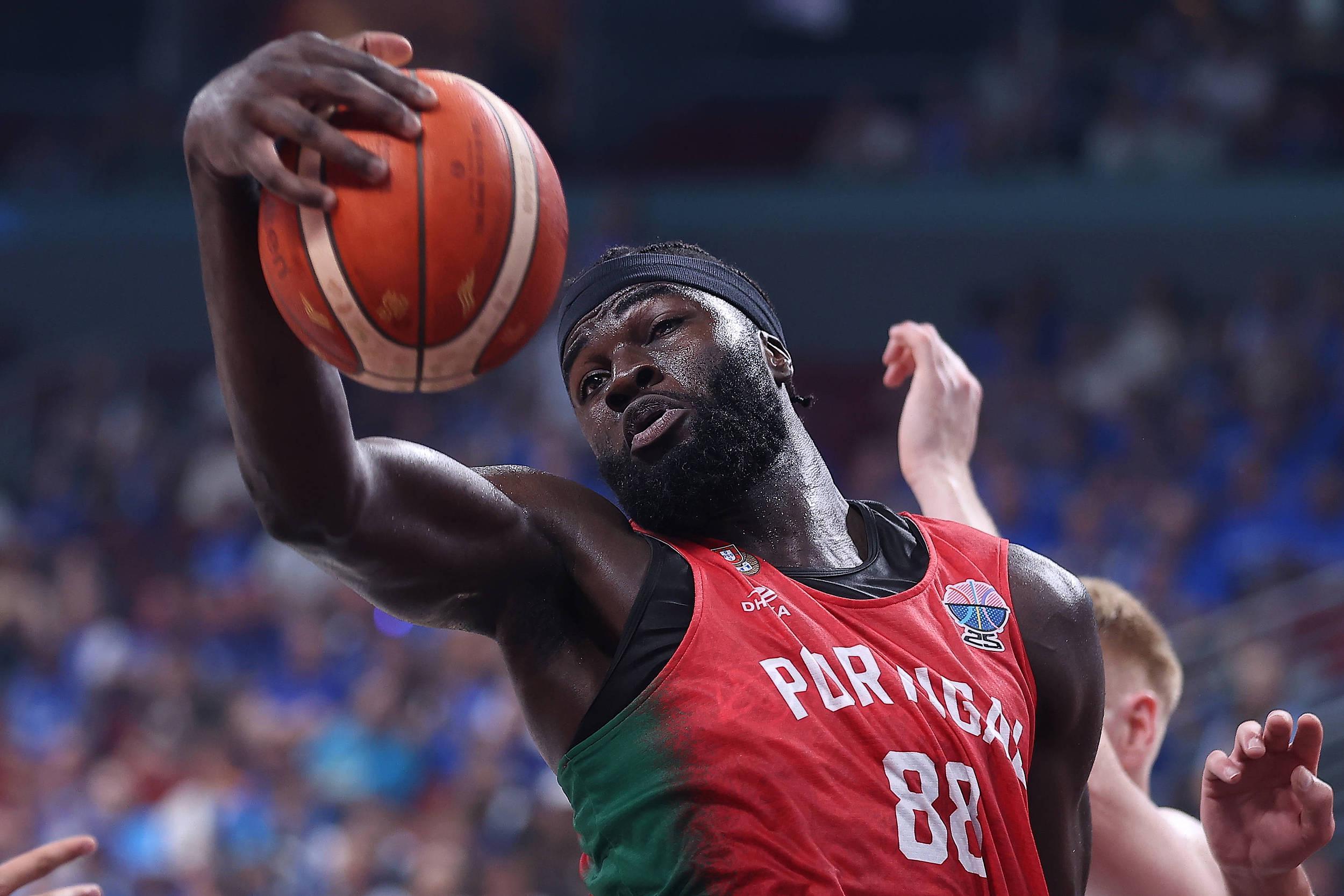 MK体育下载-遗憾空砍！克塔竭尽全力贡献18分11篮板