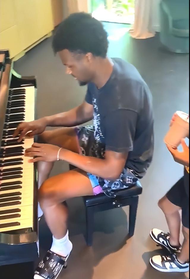 MK体育娱乐-詹皇大儿子回家休养弹钢琴！二儿子打比赛秀空接